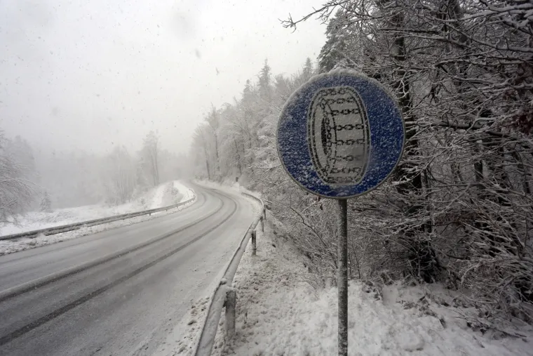 Ralice na prometnicama: prvi veći ovosezonski snijeg otežava promet Gorskim kotarom