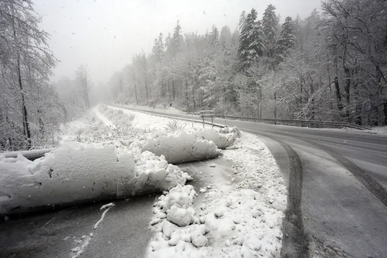 Ralice na prometnicama: prvi veći ovosezonski snijeg otežava promet Gorskim kotarom