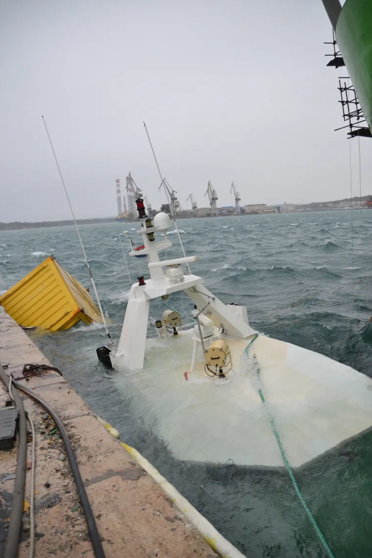 Orkanski udari bure otrgnuli s veza brod u pulskom Uljaniku: nakon sudara s drugim brodom u moru se stvorila naftna mrlja