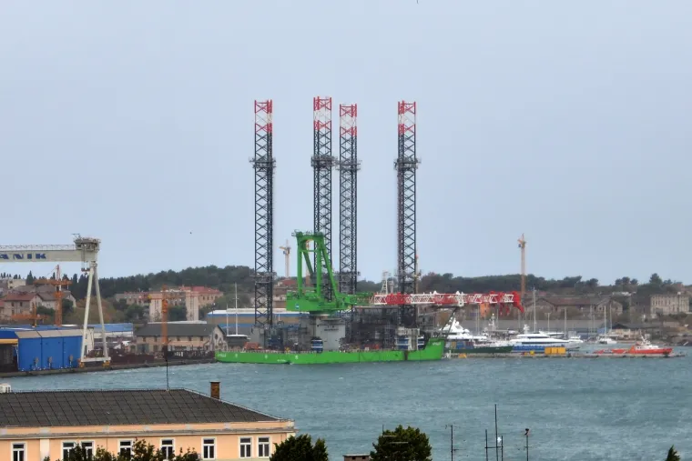 Orkanski udari bure otrgnuli s veza brod u pulskom Uljaniku: nakon sudara s drugim brodom u moru se stvorila naftna mrlja