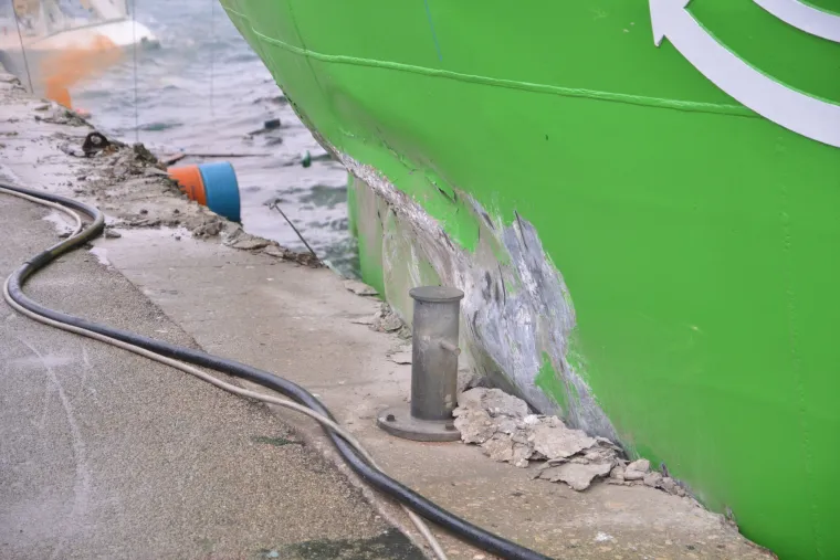 Orkanski udari bure otrgnuli s veza brod u pulskom Uljaniku: nakon sudara s drugim brodom u moru se stvorila naftna mrlja