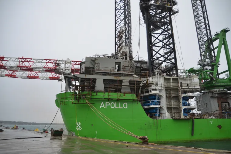 Orkanski udari bure otrgnuli s veza brod u pulskom Uljaniku: nakon sudara s drugim brodom u moru se stvorila naftna mrlja