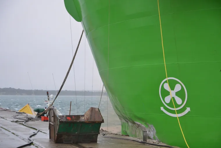 Orkanski udari bure otrgnuli s veza brod u pulskom Uljaniku: nakon sudara s drugim brodom u moru se stvorila naftna mrlja