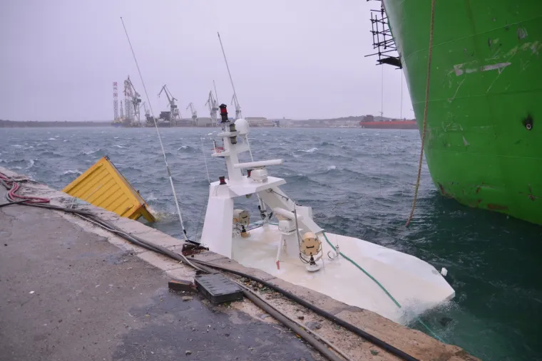 Orkanski udari bure otrgnuli s veza brod u pulskom Uljaniku: nakon sudara s drugim brodom u moru se stvorila naftna mrlja