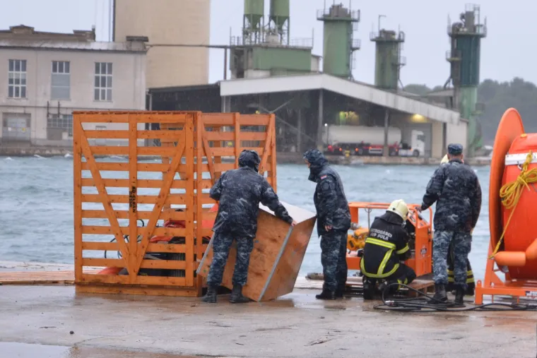 Orkanski udari bure otrgnuli s veza brod u pulskom Uljaniku: nakon sudara s drugim brodom u moru se stvorila naftna mrlja