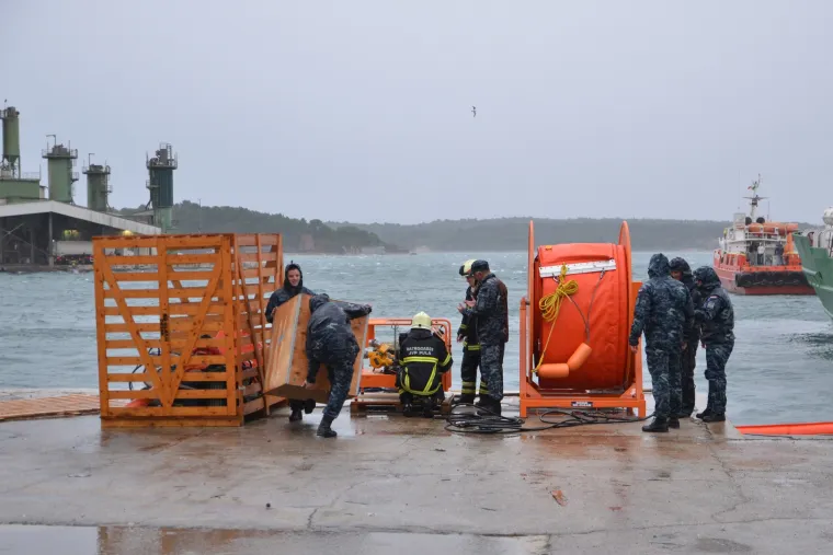 Orkanski udari bure otrgnuli s veza brod u pulskom Uljaniku: nakon sudara s drugim brodom u moru se stvorila naftna mrlja