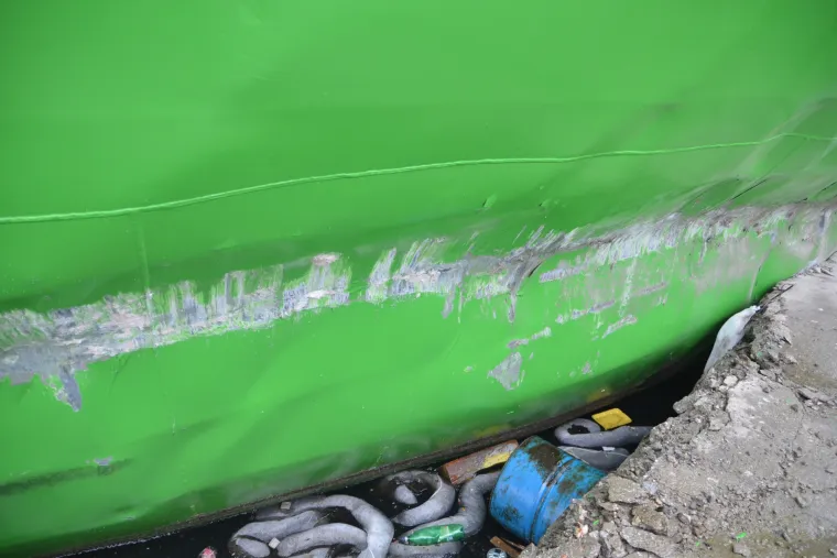 Orkanski udari bure otrgnuli s veza brod u pulskom Uljaniku: nakon sudara s drugim brodom u moru se stvorila naftna mrlja