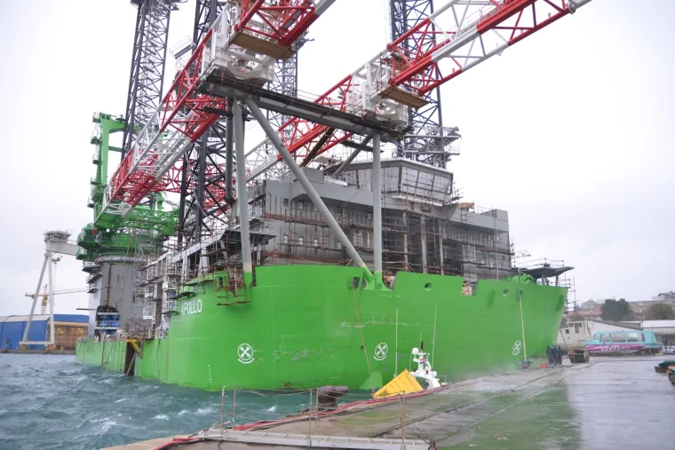 Orkanski udari bure otrgnuli s veza brod u pulskom Uljaniku: nakon sudara s drugim brodom u moru se stvorila naftna mrlja