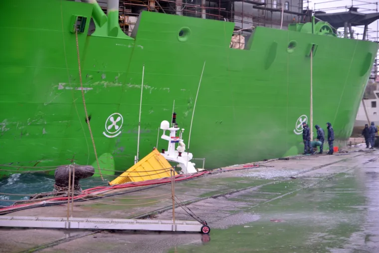 Orkanski udari bure otrgnuli s veza brod u pulskom Uljaniku: nakon sudara s drugim brodom u moru se stvorila naftna mrlja