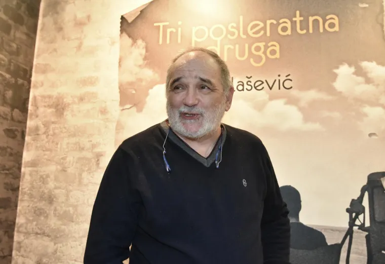 BALA&Scaron;EVIĆ STVORIO GUŽVU NA INTERLIBERU: Obožavatelji čekali u redu za potpis slavnog kantautora