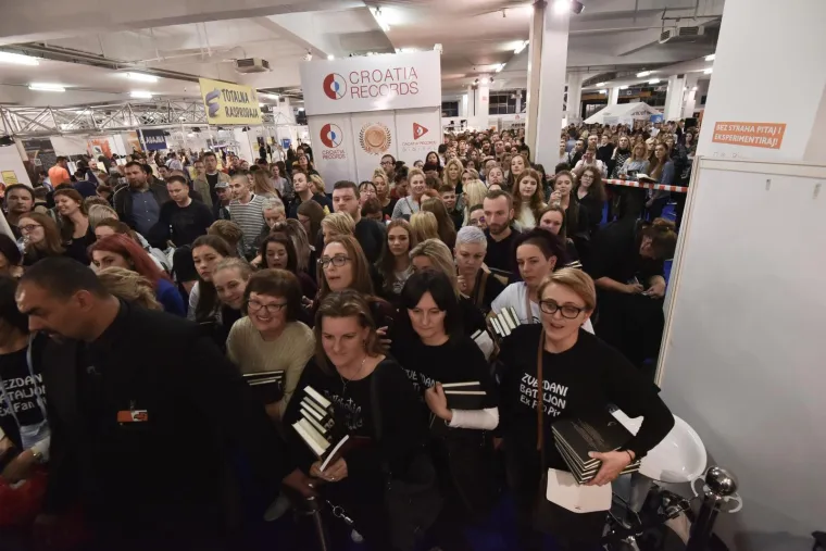 BALA&Scaron;EVIĆ STVORIO GUŽVU NA INTERLIBERU: Obožavatelji čekali u redu za potpis slavnog kantautora