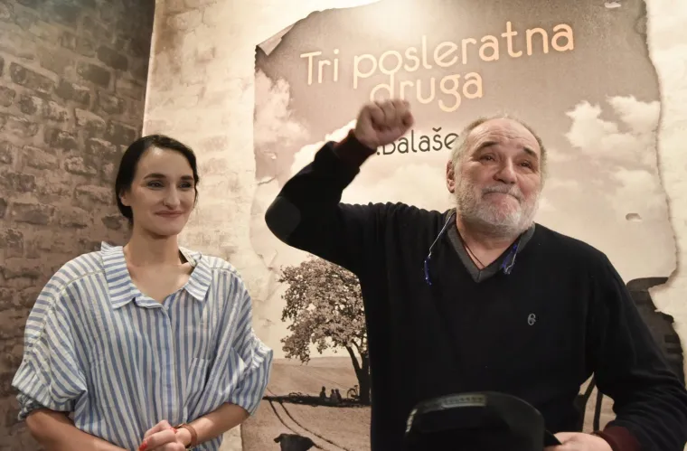 BALA&Scaron;EVIĆ STVORIO GUŽVU NA INTERLIBERU: Obožavatelji čekali u redu za potpis slavnog kantautora