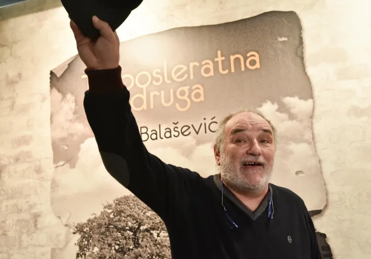 BALA&Scaron;EVIĆ STVORIO GUŽVU NA INTERLIBERU: Obožavatelji čekali u redu za potpis slavnog kantautora
