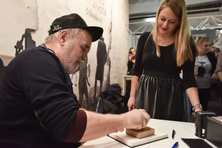 BALA&Scaron;EVIĆ STVORIO GUŽVU NA INTERLIBERU: Obožavatelji čekali u redu za potpis slavnog kantautora