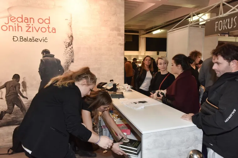 BALA&Scaron;EVIĆ STVORIO GUŽVU NA INTERLIBERU: Obožavatelji čekali u redu za potpis slavnog kantautora