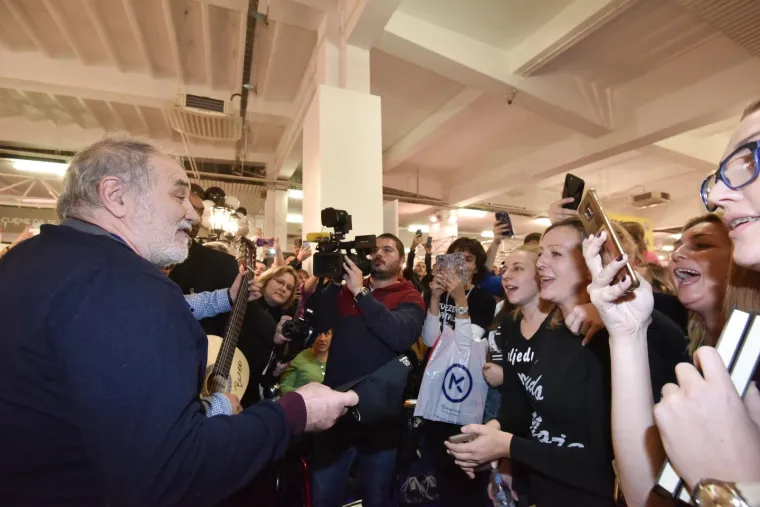 BALA&Scaron;EVIĆ STVORIO GUŽVU NA INTERLIBERU: Obožavatelji čekali u redu za potpis slavnog kantautora