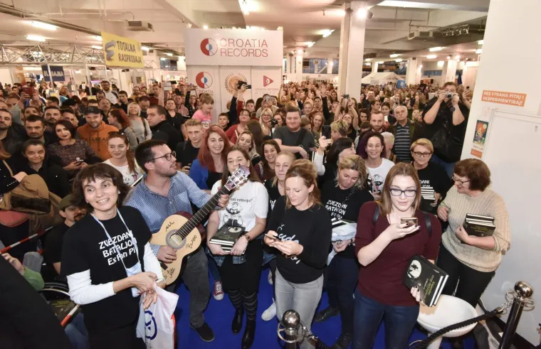 BALA&Scaron;EVIĆ STVORIO GUŽVU NA INTERLIBERU: Obožavatelji čekali u redu za potpis slavnog kantautora