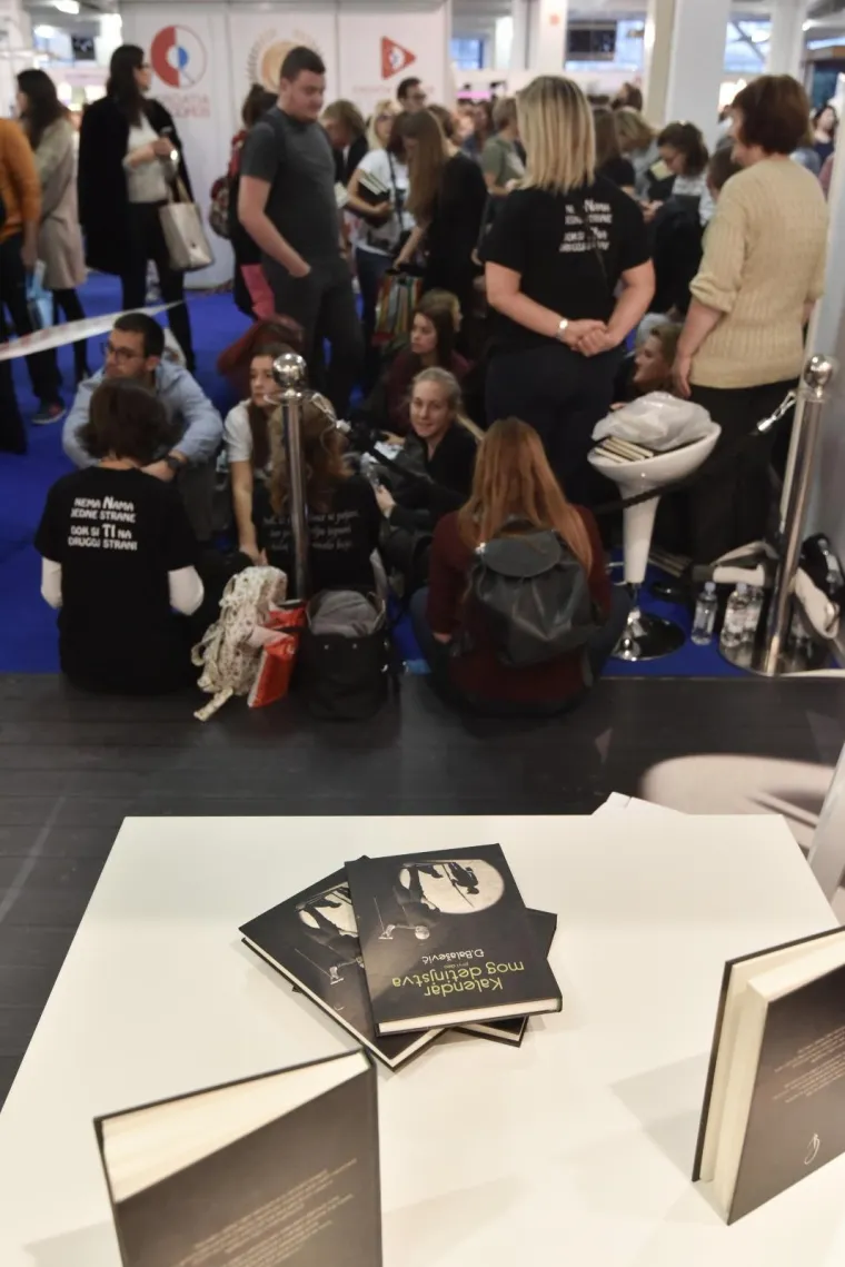 BALA&Scaron;EVIĆ STVORIO GUŽVU NA INTERLIBERU: Obožavatelji čekali u redu za potpis slavnog kantautora