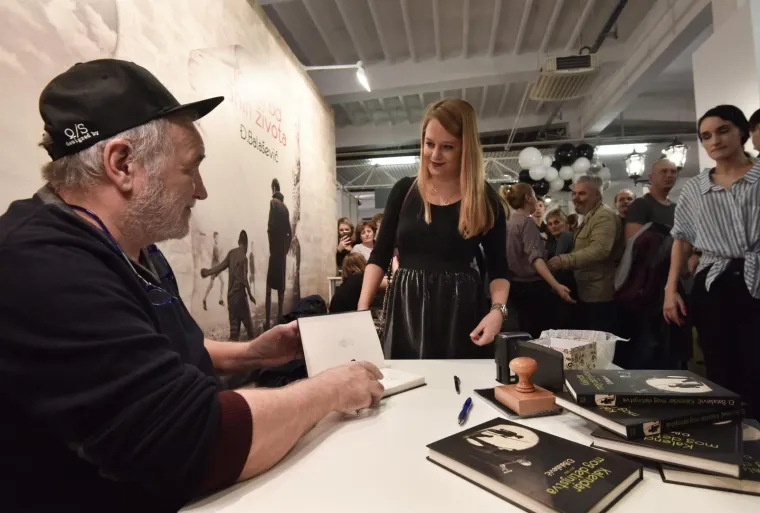 BALA&Scaron;EVIĆ STVORIO GUŽVU NA INTERLIBERU: Obožavatelji čekali u redu za potpis slavnog kantautora