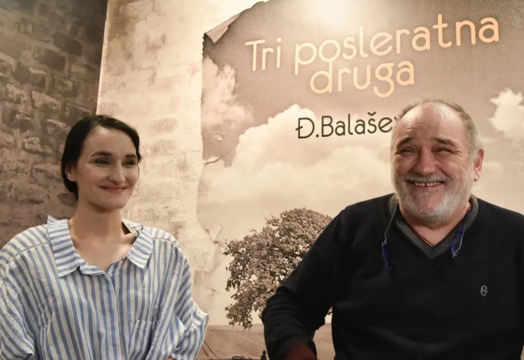 BALA&Scaron;EVIĆ STVORIO GUŽVU NA INTERLIBERU: Obožavatelji čekali u redu za potpis slavnog kantautora