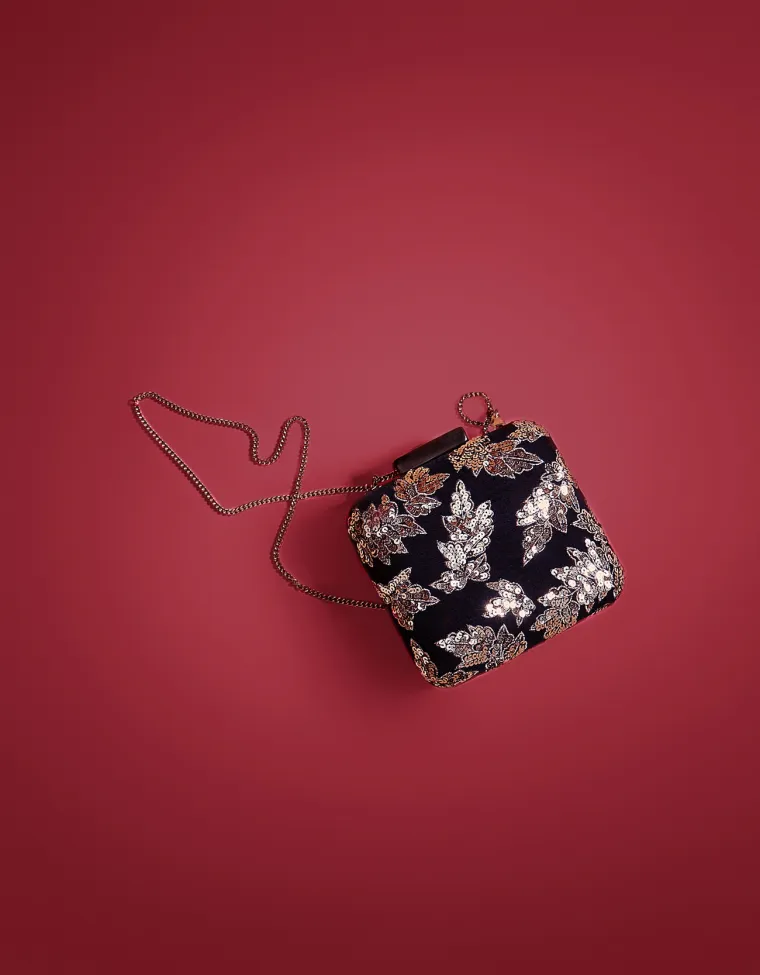 Clutch torbica sa &scaron;ljokicama, Bershka, 349,90 kuna