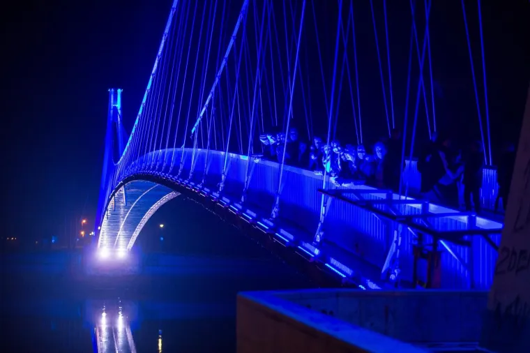 Klub mladih osoba oboljelih od dijabetesa Dianet u suradnji s Dru&scaron;tvom za za&scaron;titu od dijabetesa Osijek odlučio je staviti grad Osijek na svjetsku kartu gradova koji svijetle za dijabetes. U plavu boju dijabetesa osvijetljena ikona grada na Dravi osječki pje&scaron;ački most.