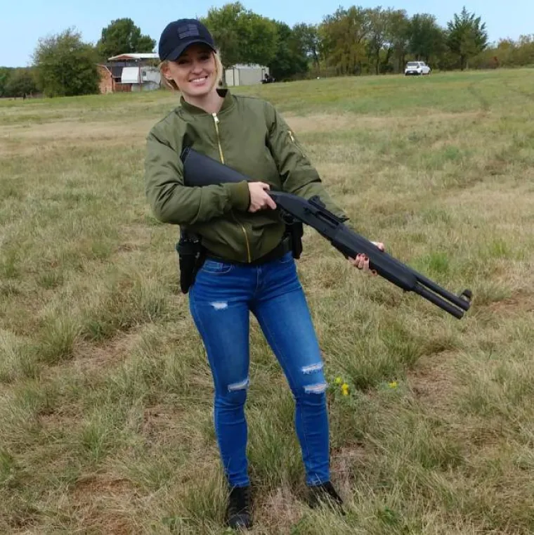 POLICAJKA HAPSI SRCA DILJEM INTERNETA: Zbog ove čuvarice svi žele zavr&scaron;iti u zatvoru