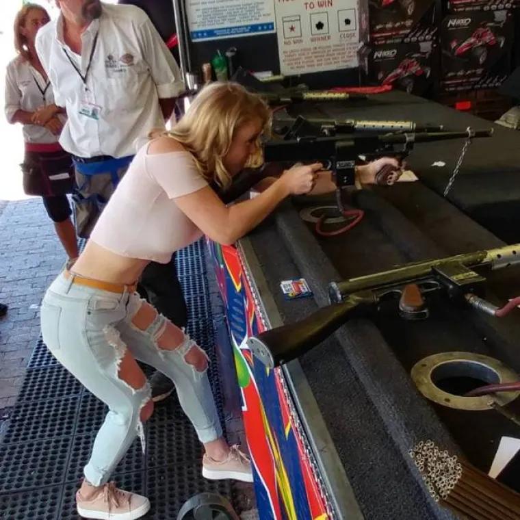 POLICAJKA HAPSI SRCA DILJEM INTERNETA: Zbog ove čuvarice svi žele zavr&scaron;iti u zatvoru