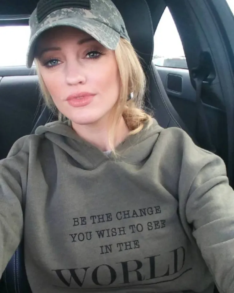 POLICAJKA HAPSI SRCA DILJEM INTERNETA: Zbog ove čuvarice svi žele zavr&scaron;iti u zatvoru