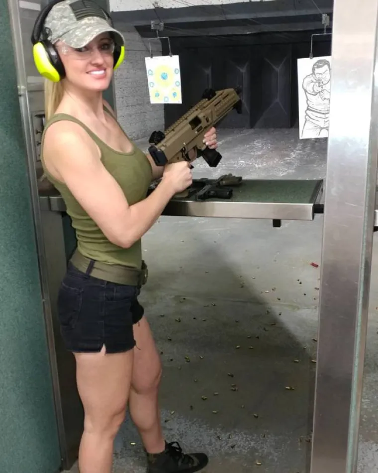 POLICAJKA HAPSI SRCA DILJEM INTERNETA: Zbog ove čuvarice svi žele zavr&scaron;iti u zatvoru