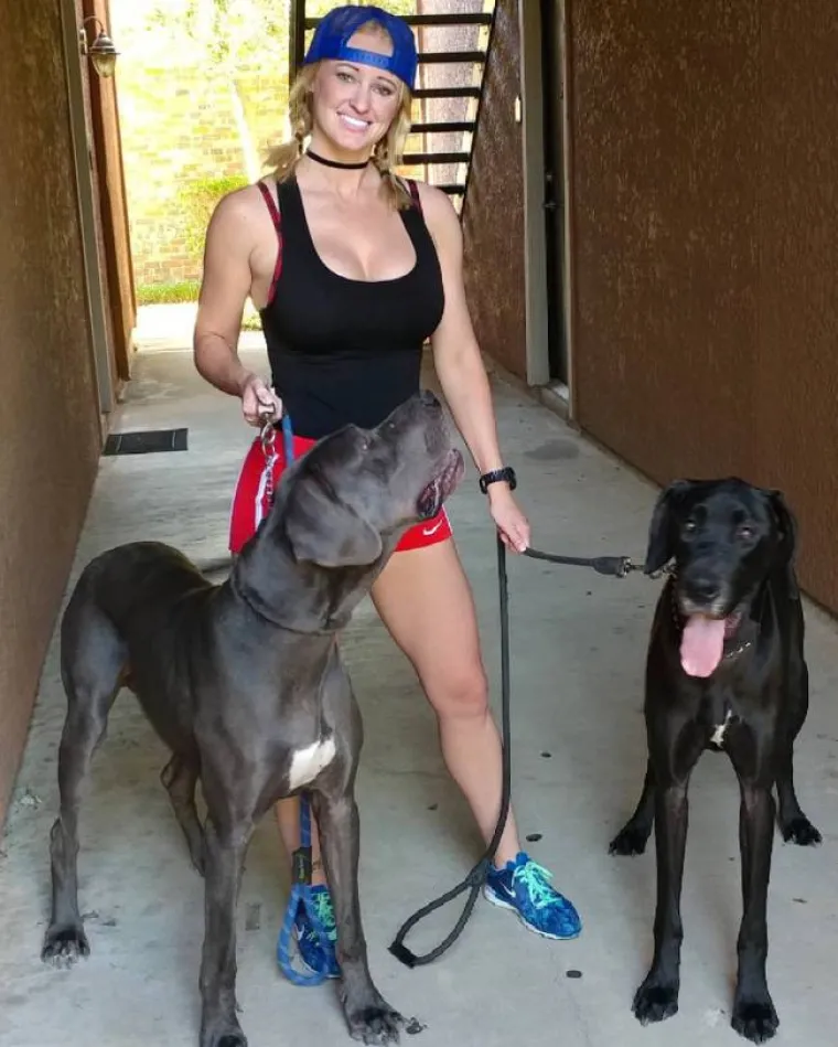 POLICAJKA HAPSI SRCA DILJEM INTERNETA: Zbog ove čuvarice svi žele zavr&scaron;iti u zatvoru