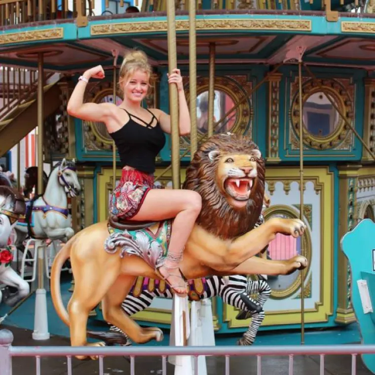 POLICAJKA HAPSI SRCA DILJEM INTERNETA: Zbog ove čuvarice svi žele zavr&scaron;iti u zatvoru