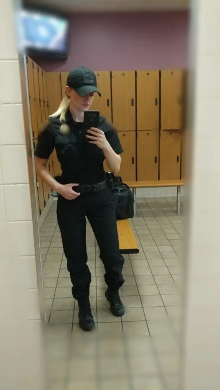 POLICAJKA HAPSI SRCA DILJEM INTERNETA: Zbog ove čuvarice svi žele zavr&scaron;iti u zatvoru