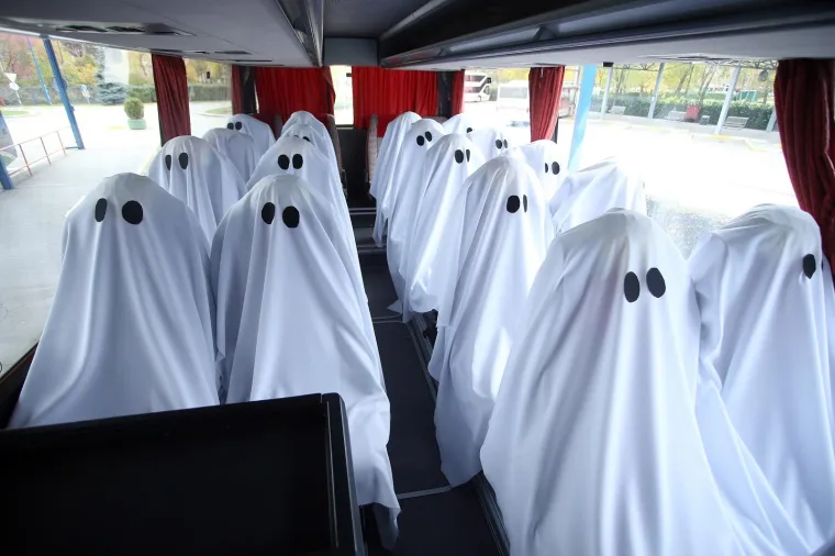 Kreativci za bolje sutra organizirali su akciju "Odljev duhova pro&scaron;losti" u kojoj je autobus s duhovima sa zagrebačkog autobusnog kolodvora u oti&scaron;ao iz Hrvatske. Tako su kartu u jednom smjeru dobili Franjo Tuđman, Josip Broz Tito, Ante Pavelić, Alojzije Stepinac, Gojko &Scaron;u&scaron;ak, Ivica Račan i mnogi drugi.
