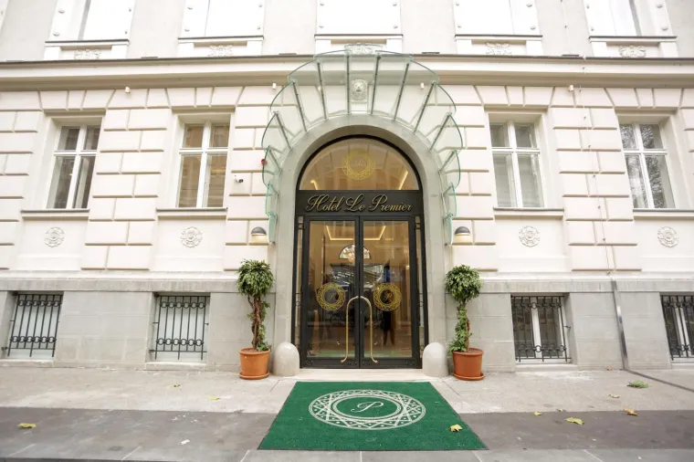 U sredi&scaron;tu Zagreba otvoren je luksuzni boutique hotel Le Premier. Hotel Le Premier nalazi se u Ulici kralja Držislava, u blizini Trga žrtava fa&scaron;izma, u biv&scaron;oj palači koju je 1923. izgradio hrvatski arhitekt Lav Kalda i koja je spomenik kulture. Zgrada je kupljena od PBZ-a, a nakon preuređenja hotel nosi pet zvjezdica i zapo&scaron;ljava 20-ak ljudi. Njegove 62 sobe, predsjednički apartman, restoran, spa centar i drugi sadržaji namijenjeni su poslovnim i odmori&scaron;nim gostima.