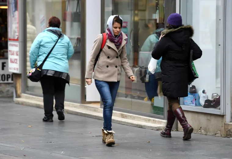 Zagrepčani se za&scaron;titili od hladnoće toplom odjećom prilikom &scaron;etnje gradom