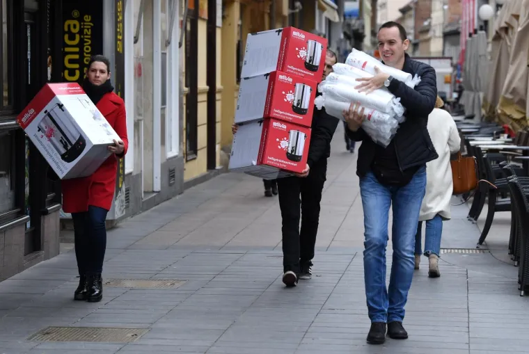 Zagrepčani se za&scaron;titili od hladnoće toplom odjećom prilikom &scaron;etnje gradom