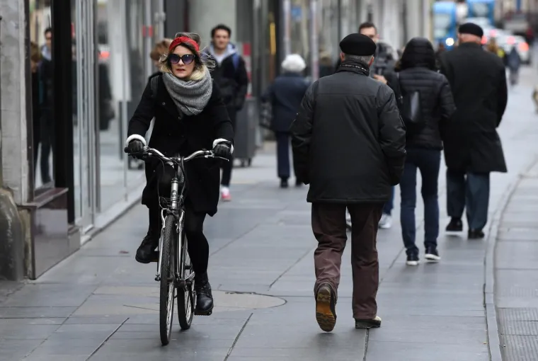Zagrepčani se za&scaron;titili od hladnoće toplom odjećom prilikom &scaron;etnje gradom