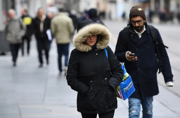 Zagrepčani se za&scaron;titili od hladnoće toplom odjećom prilikom &scaron;etnje gradom