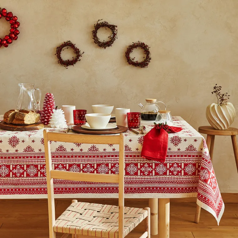 Stolnjak s uzorkom snježnih pahulja (150x150 cm), Zara Home, 159,00 kuna