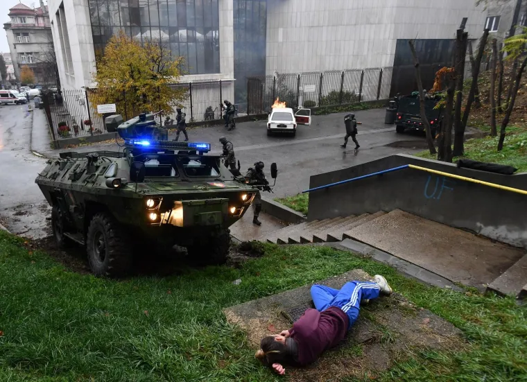 Antiterorističke postrojbe Žandarmerije izvele su taktičko-pokaznu vježbu uklanjanja terorističke grupe ubačene u Veleposlanstvo Kanade u Beogradu