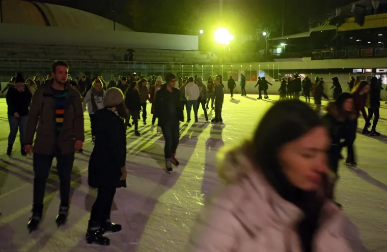 ZAGREPČANI POHRLILI VEĆ PRVI DAN: Otvorena sezona klizanja na Šalati