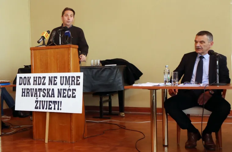 STIPE PETRINA PONOVNO PROVOCIRA U SKUPŠTINI: Na sjednicu donio transparent sa snažnom porukom