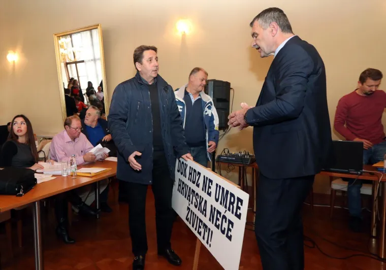 STIPE PETRINA PONOVNO PROVOCIRA U SKUPŠTINI: Na sjednicu donio transparent sa snažnom porukom