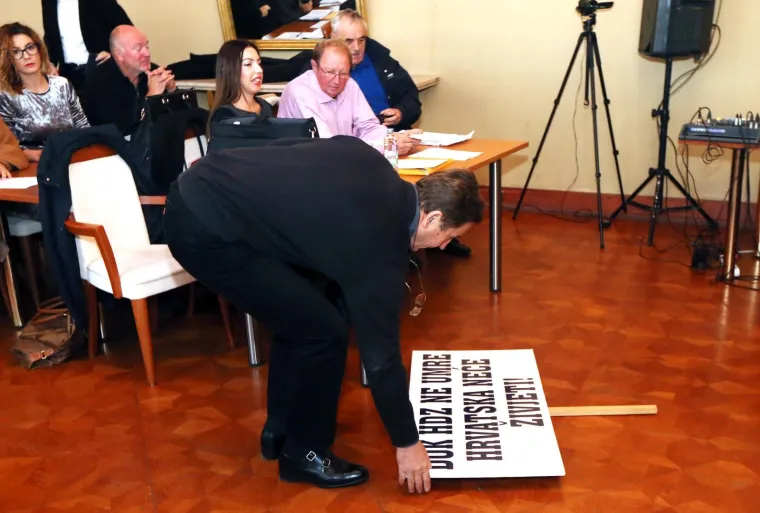 STIPE PETRINA PONOVNO PROVOCIRA U SKUP&Scaron;TINI: Na sjednicu donio transparent sa snažnom porukom