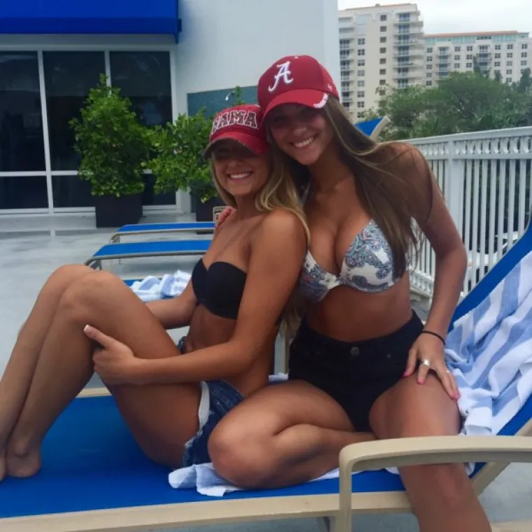 TOLIKO SU SEKSI DA BI IH SE I MODRIĆ SJETIO: Uz njih na tribinama, tko jo&scaron; uopće gleda &scaron;to se događa na terenu