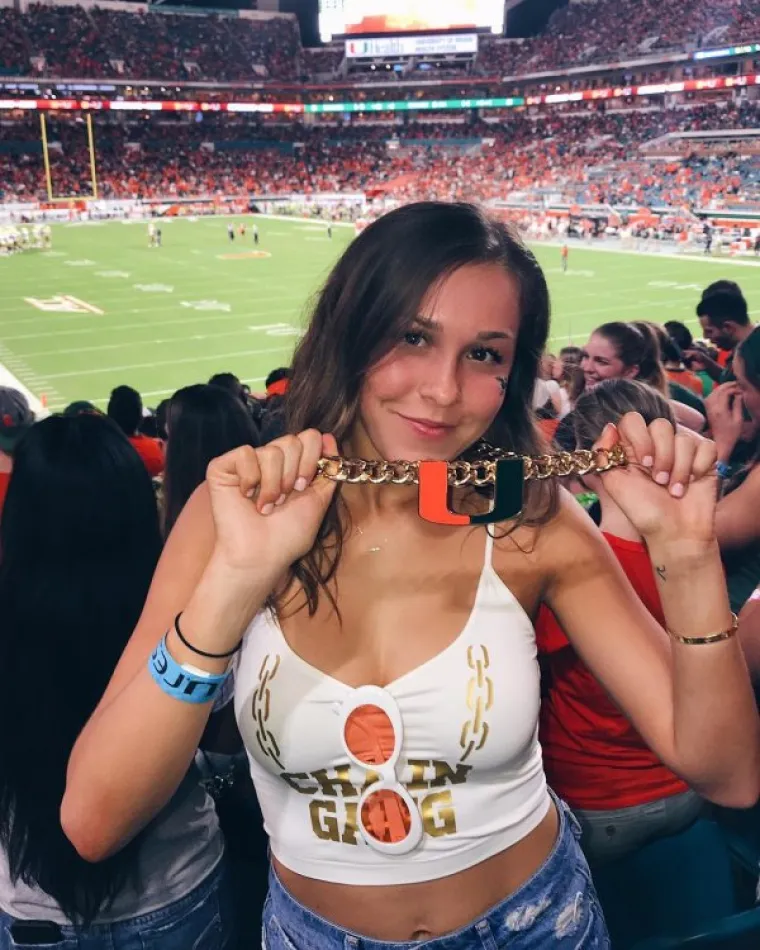 TOLIKO SU SEKSI DA BI IH SE I MODRIĆ SJETIO: Uz njih na tribinama, tko jo&scaron; uopće gleda &scaron;to se događa na terenu