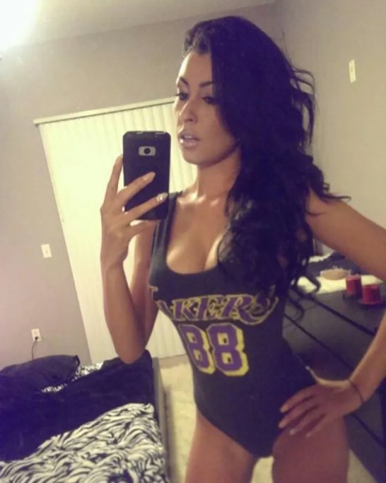 TOLIKO SU SEKSI DA BI IH SE I MODRIĆ SJETIO: Uz njih na tribinama, tko jo&scaron; uopće gleda &scaron;to se događa na terenu