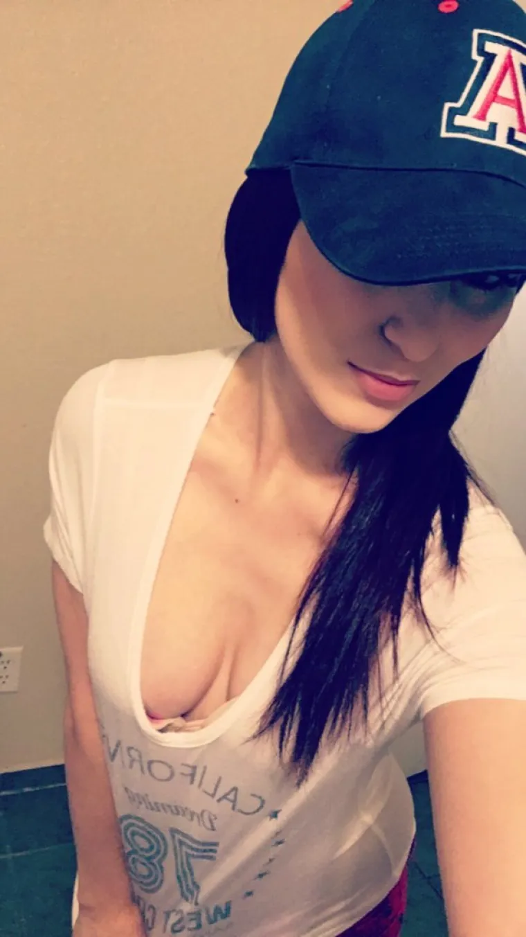 TOLIKO SU SEKSI DA BI IH SE I MODRIĆ SJETIO: Uz njih na tribinama, tko jo&scaron; uopće gleda &scaron;to se događa na terenu