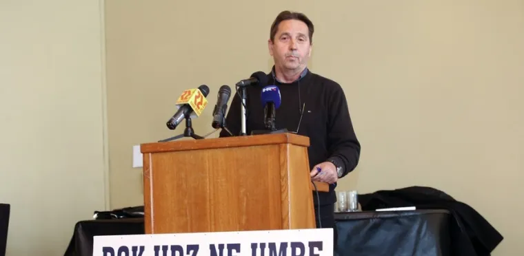 Petrina napravio show na sjednici Skupštine: donio transparent s brutalnim uvredama upućenim HDZ-u